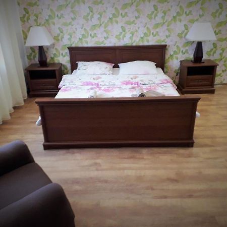 Guest House On Ivana Franka Novyye Petrovtsy ภายนอก รูปภาพ