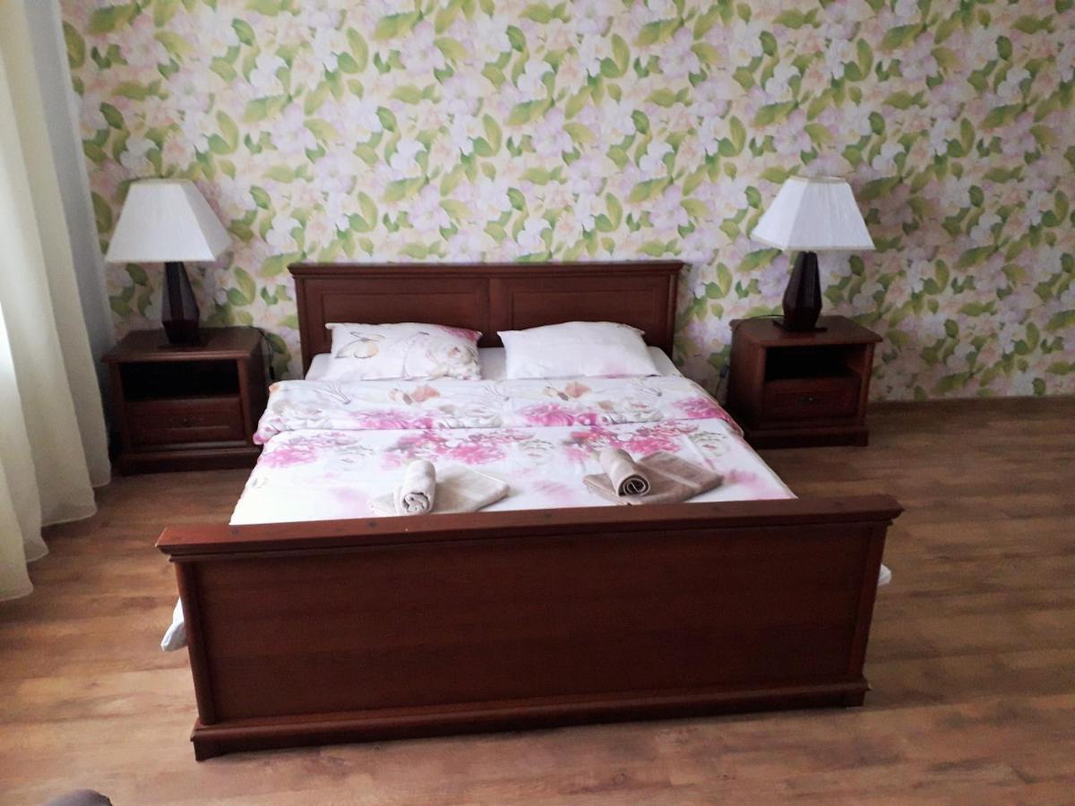 Guest House On Ivana Franka Novyye Petrovtsy ภายนอก รูปภาพ